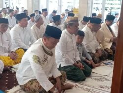 Menteri ESDM Bahlil Lahadalia Bersama Istri & Anak Salat Idul Adha di Masjid Ainul Hikmah Golkar