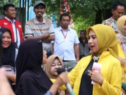 Bakti Sosial Srikandi Jateng di Sragen, Sri Suparni Bahlil Lahadalia Temui Ratusan Warga Tak Mampu