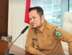 Gubernur Kaltim Rudy Mas’ud Minta Perusahaan Maksimalkan Jalur Sungai untuk Transportasi Alat Berat