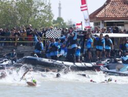 Menpora Dito Ariotedjo Lepas 900 Perenang Taklukkan Selat Madura di Piala Kasal 2025