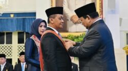 Menteri ESDM Bahlil Lahadalia Terima Penghargaan Bintang Mahaputera Adipurna Dari Presiden