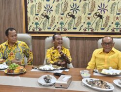 Ketua Dewan Kehormatan Aburizal Bakrie Sambangi Ketua Umum Bahlil Lahadalia di DPP Partai Golkar