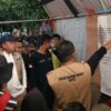 Menteri ATR/BPN Nusron Wahid Distribusikan Bantuan Hingga Dialog dengan Warga Terdampak Banjir di Agam
