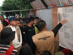 Menteri ATR/BPN Nusron Wahid Distribusikan Bantuan Hingga Dialog dengan Warga Terdampak Banjir di Agam